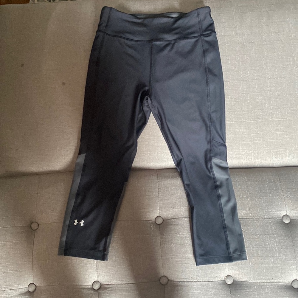 Under armor black and gray cropped leggings